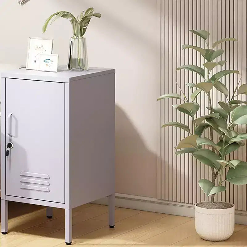 Comodino in Metallo con Ripiano, Tavolino Laterale in Metallo con Anta Singola e Serratura, Comodino Moderno, Mobiletto Versatile per Camera da Leto, Soggiorno