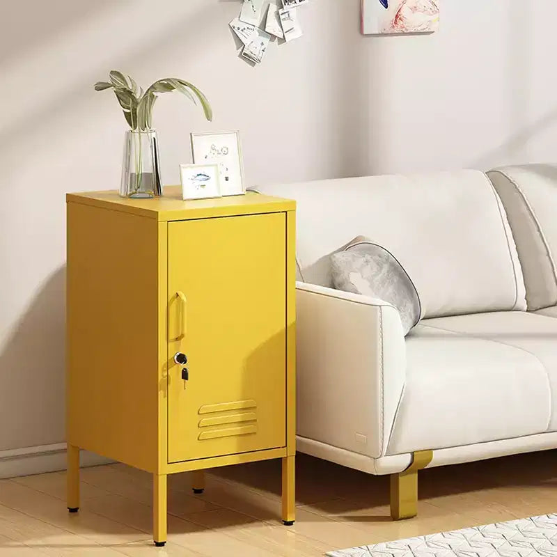 Comodino in Metallo con Ripiano, Tavolino Laterale in Metallo con Anta Singola e Serratura, Comodino Moderno, Mobiletto Versatile per Camera da Leto, Soggiorno