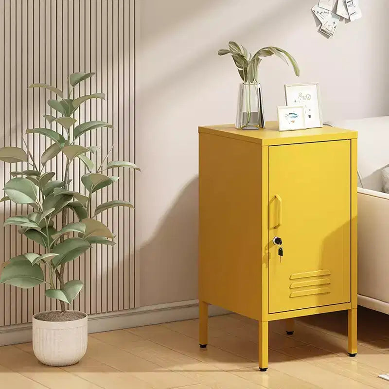 Comodino in Metallo con Ripiano, Tavolino Laterale in Metallo con Anta Singola e Serratura, Comodino Moderno, Mobiletto Versatile per Camera da Leto, Soggiorno
